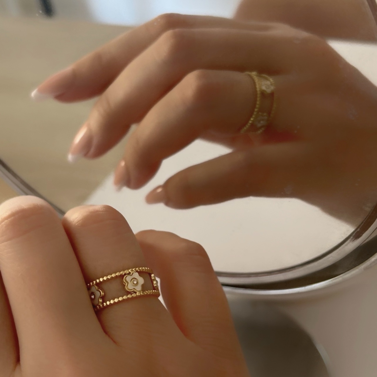 theano-atsalino-epixrisomeno-daxtylidi-me-fildisi-mother-of-pearl