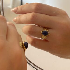 gloria-atsalino-epixrisomeno-daxtylidi-me-litho-lapis-lazouli