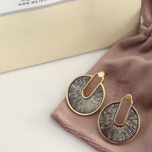 MG Jewels Solaris - Vintage Brass σκουλαρίκια με ακτινωτή υφή και καρφί τιτανίου