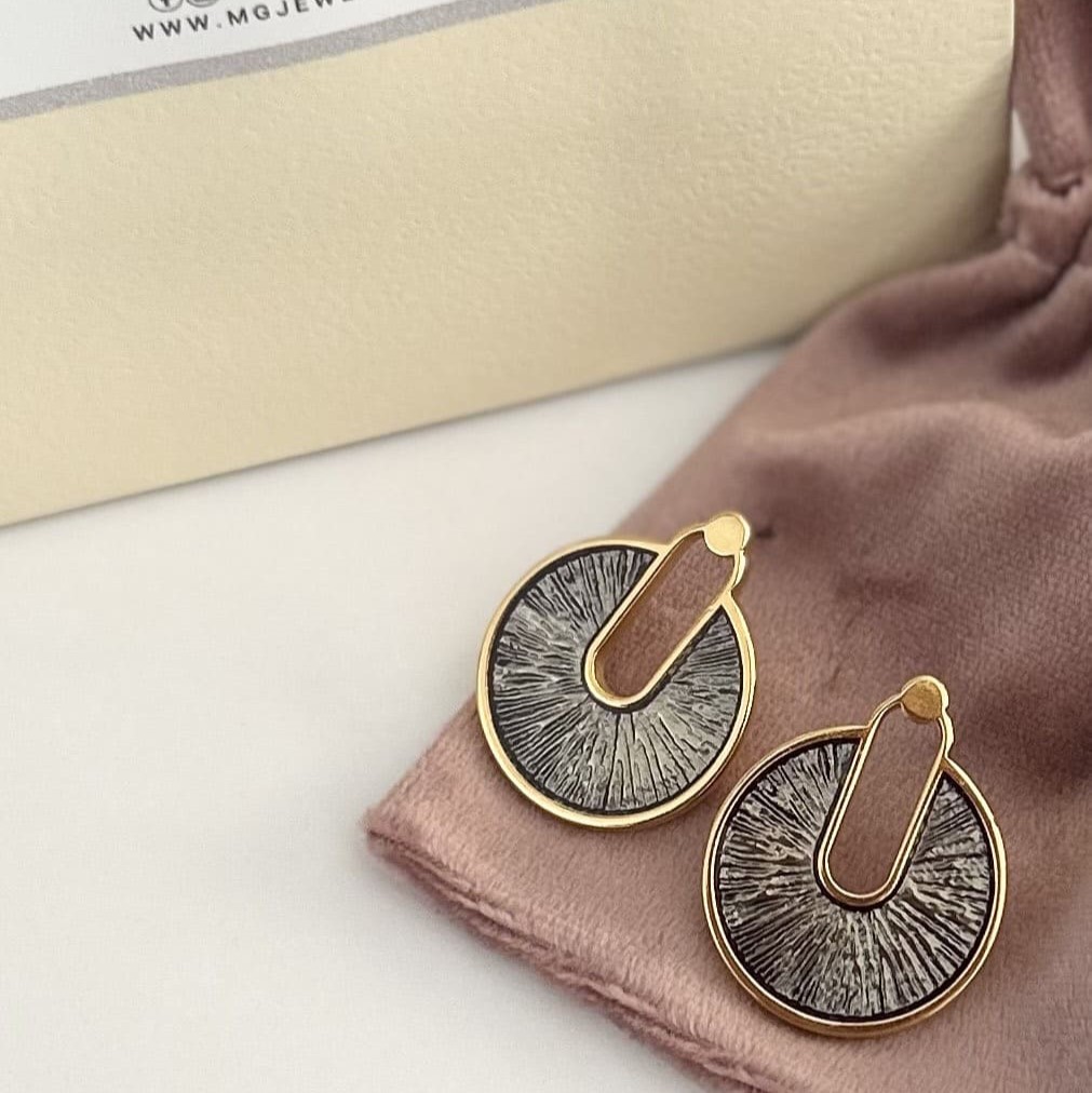 MG Jewels Solaris - Vintage Brass σκουλαρίκια με ακτινωτή υφή και καρφί τιτανίου