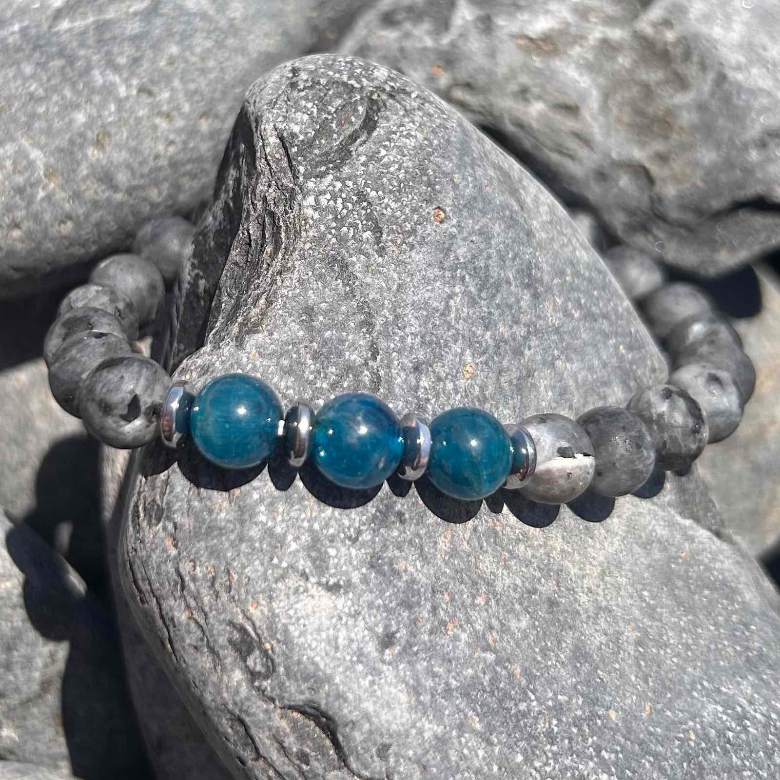 Ανδρικό Χειροποίητο Ελαστικό Βραχιόλι με gemstones λαρβικιτη και απατίτη